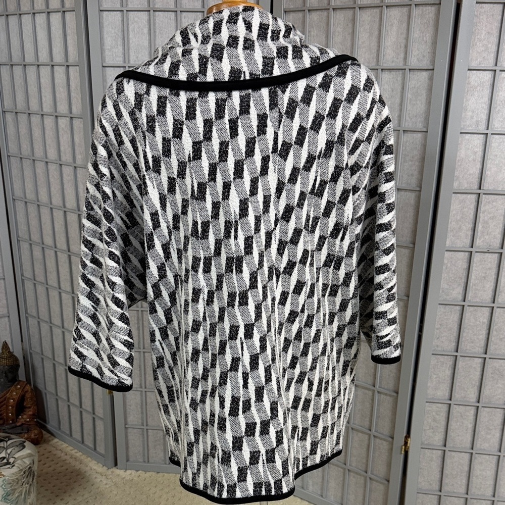 Chic Monochrome Patterned Cardigan - Picture 2 of 5